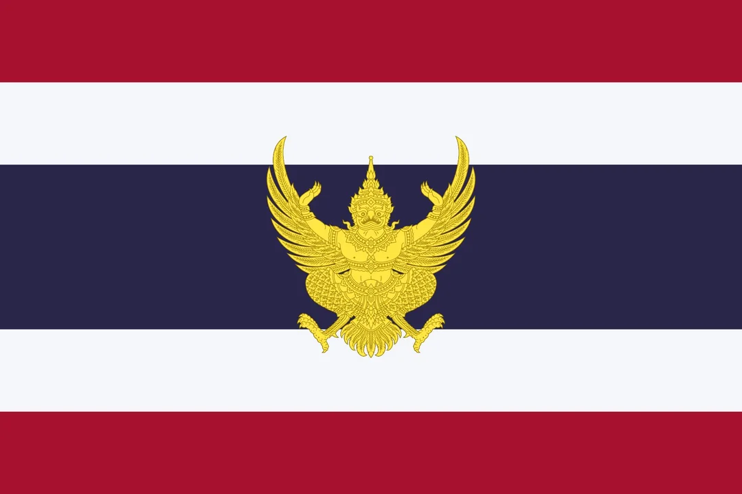 ธงชาติไทยพร้อมรูปครุฑสีทอง — สัญลักษณ์แห่งอธิปไตยและเสรีภาพของประเทศไทย